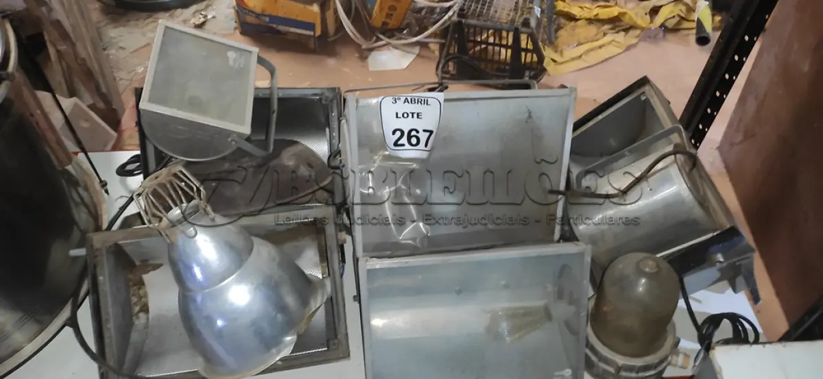 LOTE 267 - 01 LOTE COM DIVERSOS REFLETORES ELÉTRICOS. (NO ESTADO) ATENÇÃO! FAZER A VISITAÇÃO ANTES DE ARREMATAR, NÃO SABEMOS SE FUNCIONA, LEILÃO NÃO TEM GARANTIA E NEM DEVOLUÇÃO, SUJEITO A POSSÍVEIS AVARIAS VISÍVEIS/OCULTAS E/OU AUSÊNCIA DE COMPONENTES.