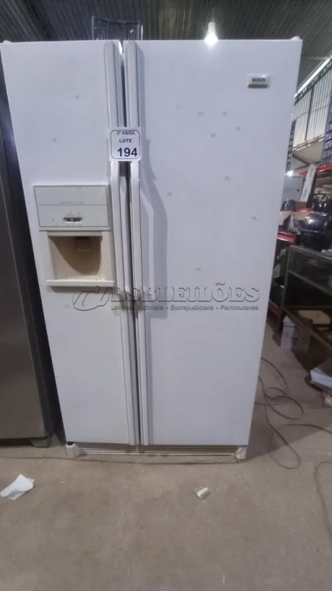 LOTE 194 - 01 GELADEIRA SIDE BI SIDE 110V MARCA BOSCH. (NO ESTADO) ATENÇÃO! FAZER A VISITAÇÃO ANTES DE ARREMATAR, NÃO SABEMOS SE FUNCIONA, LEILÃO NÃO TEM GARANTIA E NEM DEVOLUÇÃO, SUJEITO A POSSÍVEIS AVARIAS VISÍVEIS/OCULTAS E/OU AUSÊNCIA DE COMPONENTES.