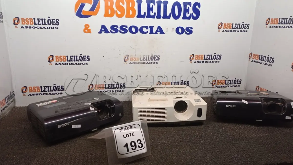 LOTE 193 - 03 PROJETORES DE MARCA E MODELOS DIVERSOS. (NO ESTADO) ATENÇÃO! FAZER A VISITAÇÃO ANTES DE ARREMATAR, NÃO SABEMOS SE FUNCIONA, LEILÃO NÃO TEM GARANTIA E NEM DEVOLUÇÃO, SUJEITO A POSSÍVEIS AVARIAS VISÍVEIS/OCULTAS E/OU AUSÊNCIA DE COMPONENTES.