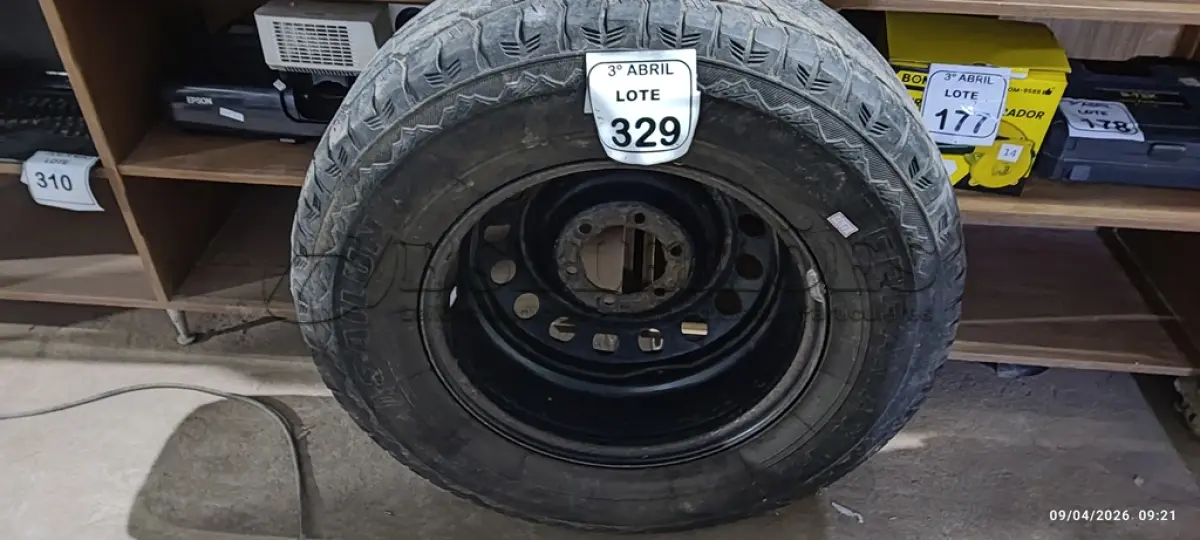 LOTE 329 - 01 PNEU COM RODA ARO 17 265/70 17 MARCA TERRAMAX. (NO ESTADO) ATENÇÃO! FAZER A VISITAÇÃO ANTES DE ARREMATAR, NÃO SABEMOS SE FUNCIONA, LEILÃO NÃO TEM GARANTIA E NEM DEVOLUÇÃO, SUJEITO A POSSÍVEIS AVARIAS VISÍVEIS/OCULTAS E/OU AUSÊNCIA DE COMPONENTES.