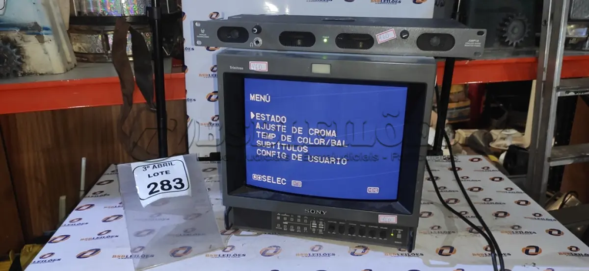 LOTE 283 - 01 MONITOR MODELO TRINITON MARCA SONY, 01 CONTROLADOR DE ÁUDIO, 01 SUPORTE PARA FOLHAS DE PAPEL E 01 PORTA CDS. (NO ESTADO) ATENÇÃO! FAZER A VISITAÇÃO ANTES DE ARREMATAR, NÃO SABEMOS SE FUNCIONA, LEILÃO NÃO TEM GARANTIA E NEM DEVOLUÇÃO, SUJEITO A POSSÍVEIS AVARIAS VISÍVEIS/OCULTAS E/OU AUSÊNCIA DE COMPONENTES.
