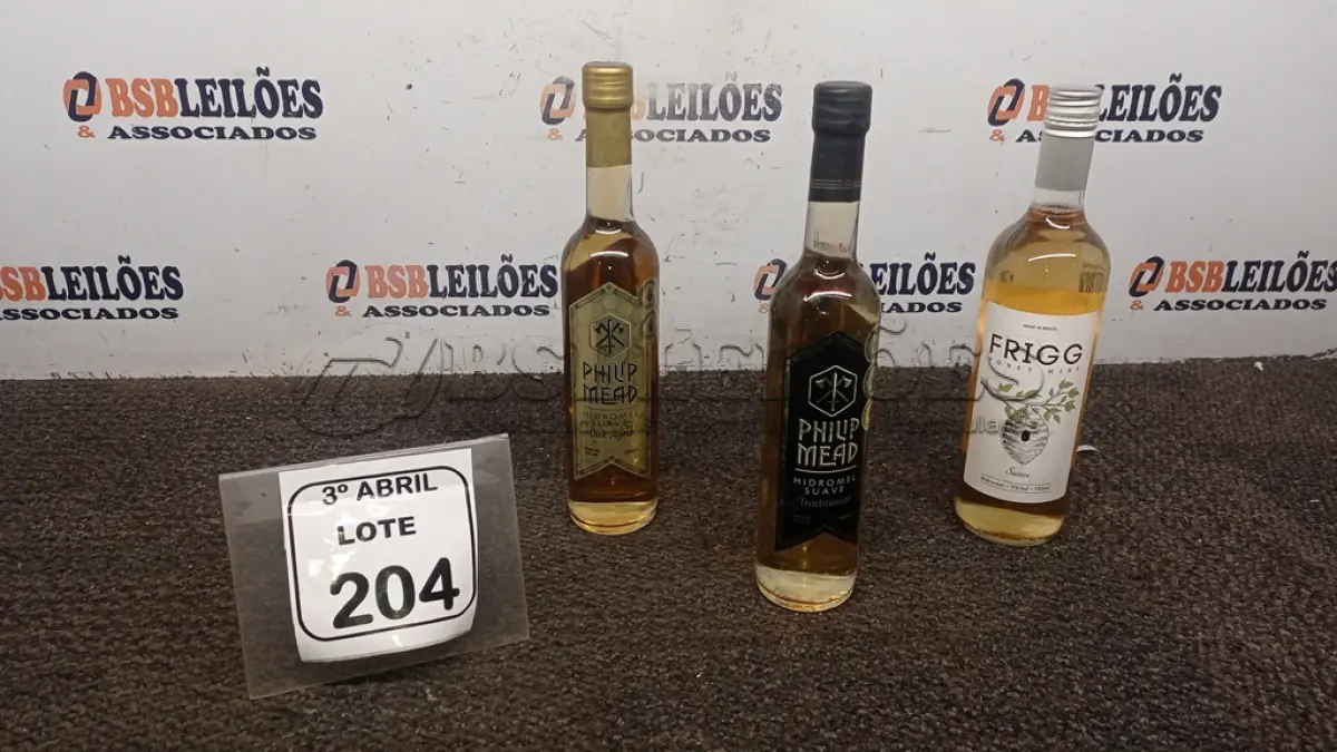 LOTE 204 - 03 GARRAFAS DE HIDROMEL SENDO 01 DE 750 ML E 02 500 ML SABORES DIVERSOS MARCA PHILP MEAD. (NO ESTADO) ATENÇÃO! FAZER A VISITAÇÃO ANTES DE ARREMATAR, NÃO SABEMOS SE FUNCIONA, LEILÃO NÃO TEM GARANTIA E NEM DEVOLUÇÃO, SUJEITO A POSSÍVEIS AVARIAS VISÍVEIS/OCULTAS E/OU AUSÊNCIA DE COMPONENTES.