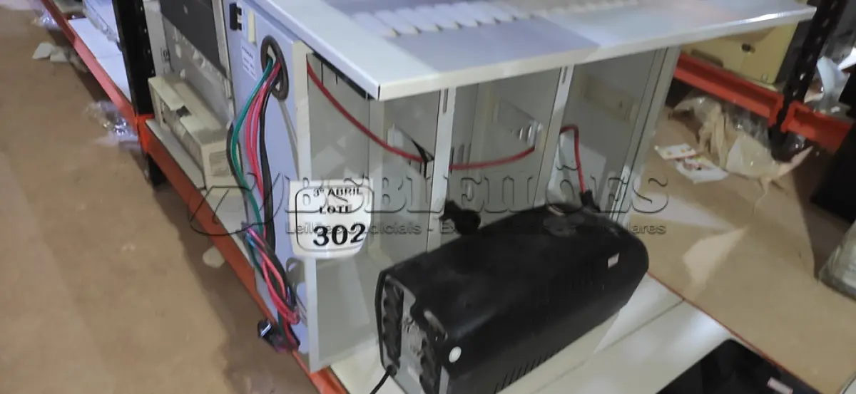 LOTE 302 - 01 BANCO DE BATERIA VAZIO E 01 NOBREAK DE 1400VA. (NO ESTADO) ATENÇÃO! FAZER A VISITAÇÃO ANTES DE ARREMATAR, NÃO SABEMOS SE FUNCIONA, LEILÃO NÃO TEM GARANTIA E NEM DEVOLUÇÃO, SUJEITO A POSSÍVEIS AVARIAS VISÍVEIS/OCULTAS E/OU AUSÊNCIA DE COMPONENTES.