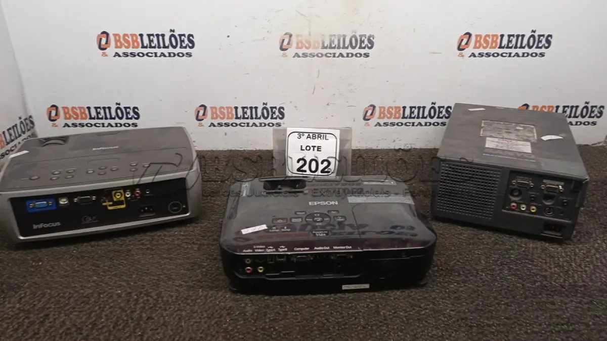 LOTE 202 - 03 PROJETORES DE MARCAS E MODELOS DIVERSOS PARA RETIRADA DE PEÇAS. (NO ESTADO) ATENÇÃO! FAZER A VISITAÇÃO ANTES DE ARREMATAR, NÃO SABEMOS SE FUNCIONA, LEILÃO NÃO TEM GARANTIA E NEM DEVOLUÇÃO, SUJEITO A POSSÍVEIS AVARIAS VISÍVEIS/OCULTAS E/OU AUSÊNCIA DE COMPONENTES.