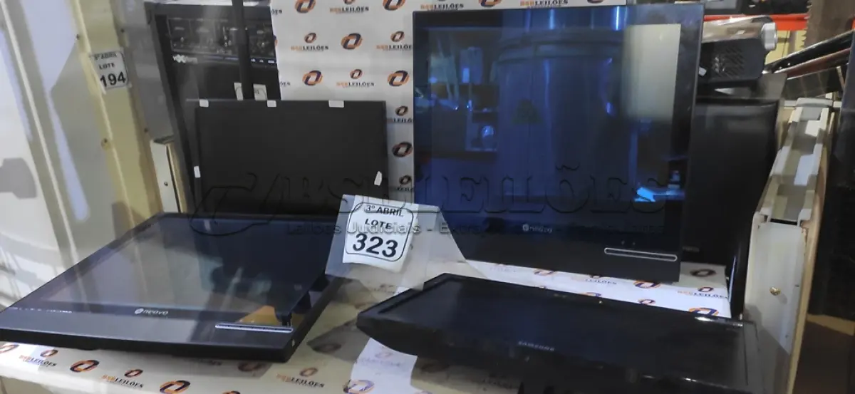 LOTE 323 - 02 MONITORES DE LCD MARCA DELL, SAMSUNG E 02 MONITORES NEOVO. (NO ESTADO) ATENÇÃO! FAZER A VISITAÇÃO ANTES DE ARREMATAR, NÃO SABEMOS SE FUNCIONA, LEILÃO NÃO TEM GARANTIA E NEM DEVOLUÇÃO, SUJEITO A POSSÍVEIS AVARIAS VISÍVEIS/OCULTAS E/OU AUSÊNCIA DE COMPONENTES.