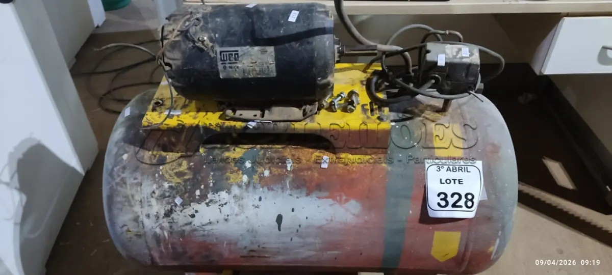 LOTE 328 - 01 COMPRESSOR DE AR ELÉTRICO MOTOR WEG. (NO ESTADO) ATENÇÃO! FAZER A VISITAÇÃO ANTES DE ARREMATAR, NÃO SABEMOS SE FUNCIONA, LEILÃO NÃO TEM GARANTIA E NEM DEVOLUÇÃO, SUJEITO A POSSÍVEIS AVARIAS VISÍVEIS/OCULTAS E/OU AUSÊNCIA DE COMPONENTES.