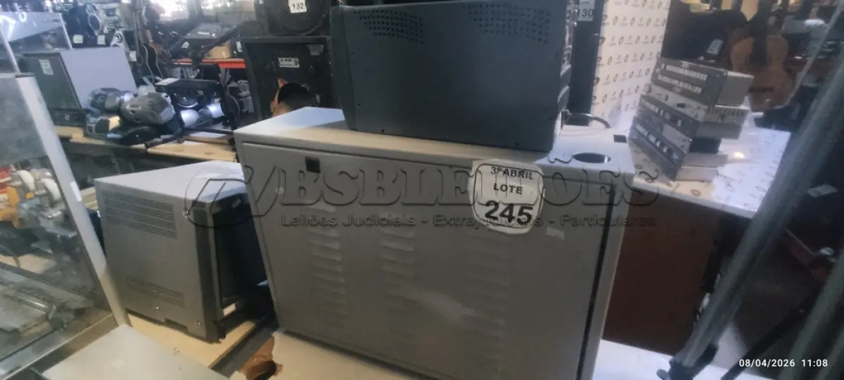 LOTE 245 - 01 NOBREAK 1600VA MARCA RAGTECH E 01 BANCO DE BATERIA VAZIO E INCOMPLETO. (NO ESTADO) ATENÇÃO! FAZER A VISITAÇÃO ANTES DE ARREMATAR, NÃO SABEMOS SE FUNCIONA, LEILÃO NÃO TEM GARANTIA E NEM DEVOLUÇÃO, SUJEITO A POSSÍVEIS AVARIAS VISÍVEIS/OCULTAS E/OU AUSÊNCIA DE COMPONENTES.