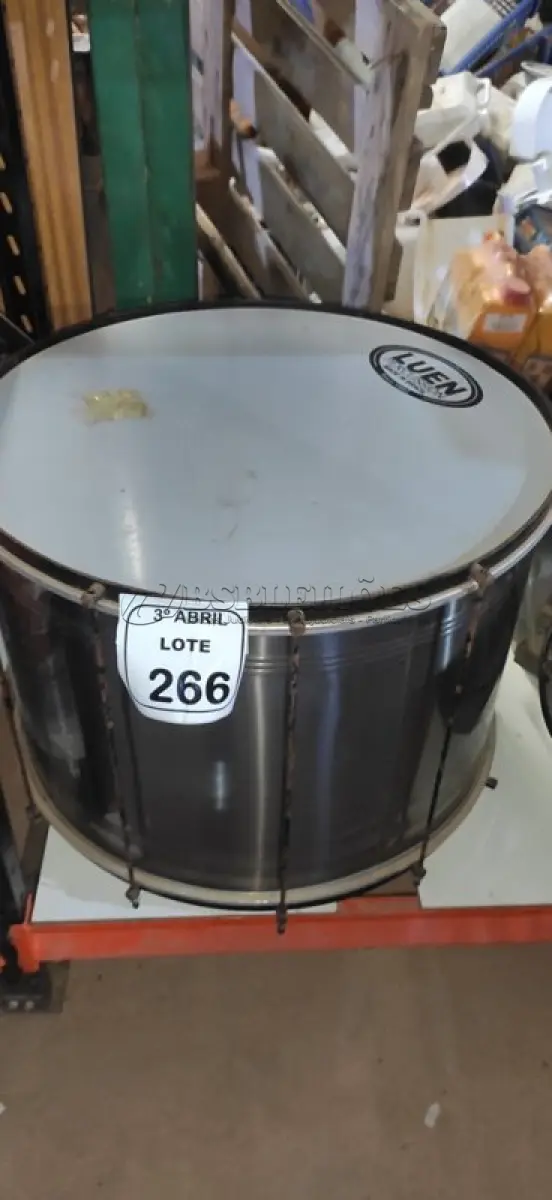 LOTE 266 - 01 TAMBOR DE PERCUSSÃO. (NO ESTADO) ATENÇÃO! FAZER A VISITAÇÃO ANTES DE ARREMATAR, NÃO SABEMOS SE FUNCIONA, LEILÃO NÃO TEM GARANTIA E NEM DEVOLUÇÃO, SUJEITO A POSSÍVEIS AVARIAS VISÍVEIS/OCULTAS E/OU AUSÊNCIA DE COMPONENTES.