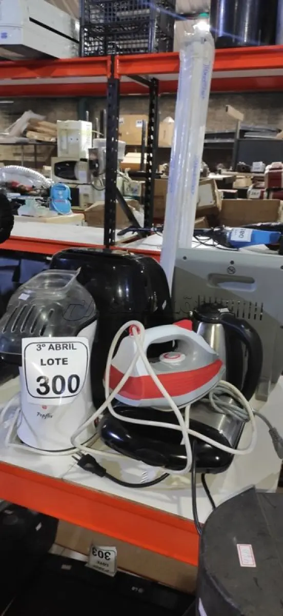 LOTE 300 - 01 AQUECEDOR MARCA MONDIAL, 01 AIR FRYER, 01 CHALEIRA ELÉTRICA, FERRO DE PASSAR, 01 SANDUICHEIRA ELÉTRICA 01 PIPOQUEIRA MARCA MONDIAL. (NO ESTADO) ATENÇÃO! FAZER A VISITAÇÃO ANTES DE ARREMATAR, NÃO SABEMOS SE FUNCIONA, LEILÃO NÃO TEM GARANTIA E NEM DEVOLUÇÃO, SUJEITO A POSSÍVEIS AVARIAS VISÍVEIS/OCULTAS E/OU AUSÊNCIA DE COMPONENTES.