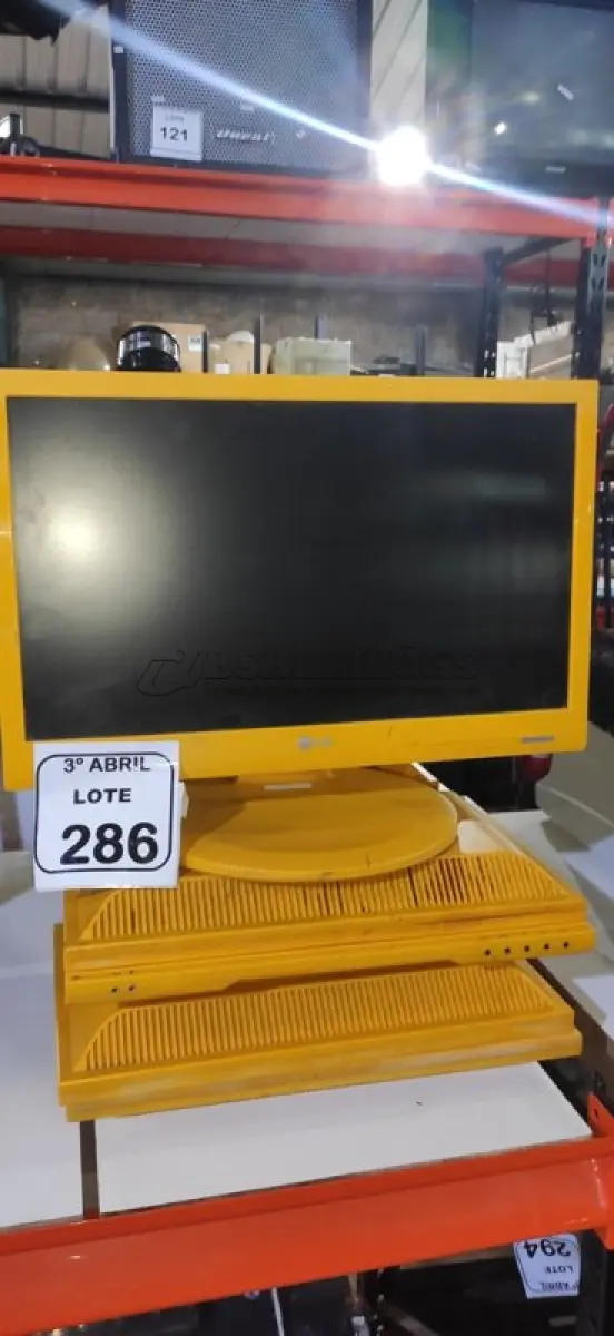 LOTE 286 - 12 MONITORES DE LCD PARA RETIRADA DE PEÇAS. (NO ESTADO) ATENÇÃO! FAZER A VISITAÇÃO ANTES DE ARREMATAR, NÃO SABEMOS SE FUNCIONA, LEILÃO NÃO TEM GARANTIA E NEM DEVOLUÇÃO, SUJEITO A POSSÍVEIS AVARIAS VISÍVEIS/OCULTAS E/OU AUSÊNCIA DE COMPONENTES.