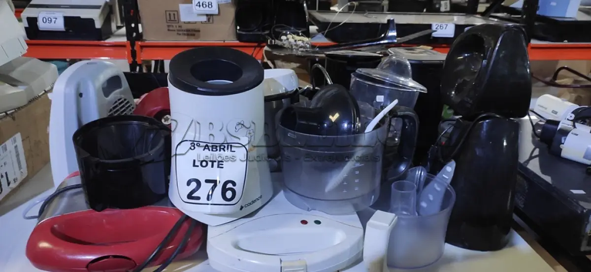 LOTE 276 - 02 SANDUICHEIRAS ELÉTRICAS, 01 TORRADEIRA, 02 CAFETEIRAS, 01 MÁQUINA DE FAZER SUCO, 01 BATEDEIRA INCOMPLETA E VÁRIOS ACESSÓRIOS DE ELETRODOMÉSTICOS DIVERSOS. (NO ESTADO) ATENÇÃO! FAZER A VISITAÇÃO ANTES DE ARREMATAR, NÃO SABEMOS SE FUNCIONA, LEILÃO NÃO TEM GARANTIA E NEM DEVOLUÇÃO, SUJEITO A POSSÍVEIS AVARIAS VISÍVEIS/OCULTAS E/OU AUSÊNCIA DE COMPONENTES.