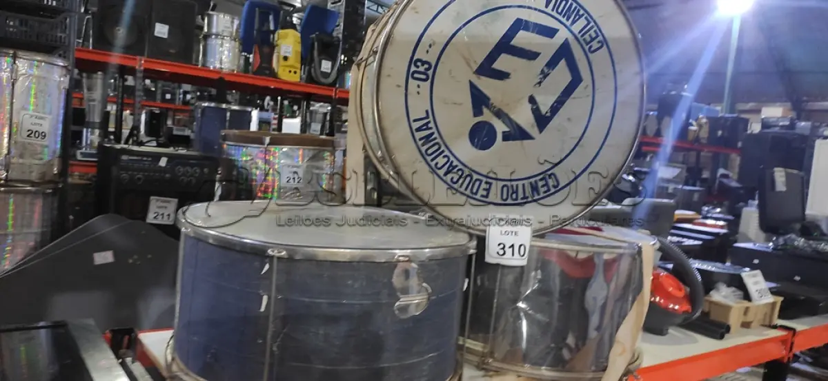 LOTE 310 - 03 TAMBORES DE PERCUSSÃO. (NO ESTADO) ATENÇÃO! FAZER A VISITAÇÃO ANTES DE ARREMATAR, NÃO SABEMOS SE FUNCIONA, LEILÃO NÃO TEM GARANTIA E NEM DEVOLUÇÃO, SUJEITO A POSSÍVEIS AVARIAS VISÍVEIS/OCULTAS E/OU AUSÊNCIA DE COMPONENTES.