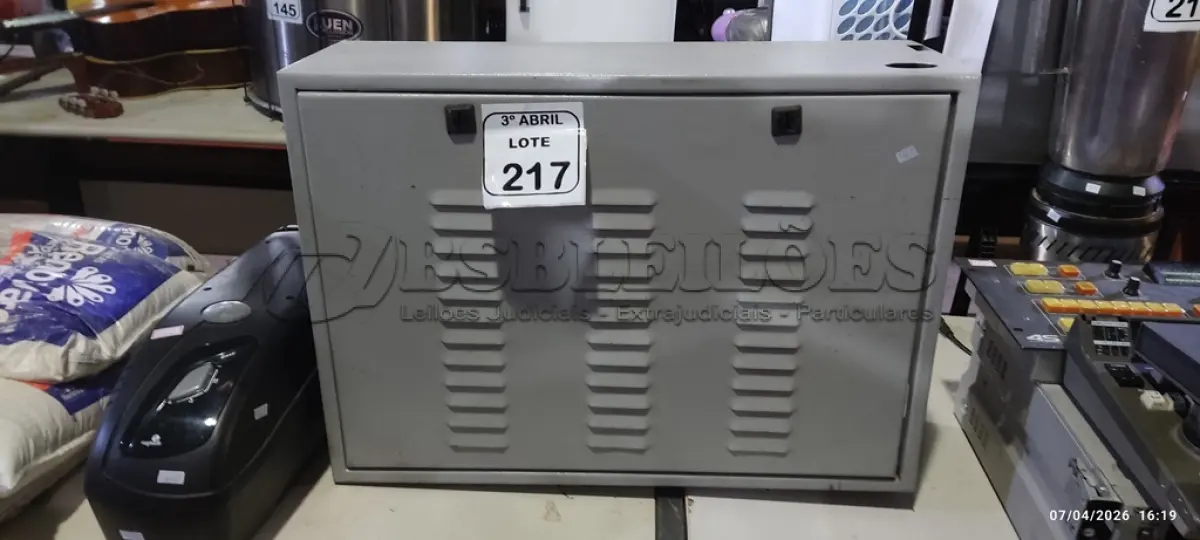 LOTE 217 - 01 NOBREAK 1400VA MARCA RAGTECH E 01 BANCO DE BATERIA VAZIO E INCOMPLETO. (NO ESTADO) ATENÇÃO! FAZER A VISITAÇÃO ANTES DE ARREMATAR, NÃO SABEMOS SE FUNCIONA, LEILÃO NÃO TEM GARANTIA E NEM DEVOLUÇÃO, SUJEITO A POSSÍVEIS AVARIAS VISÍVEIS/OCULTAS E/OU AUSÊNCIA DE COMPONENTES.