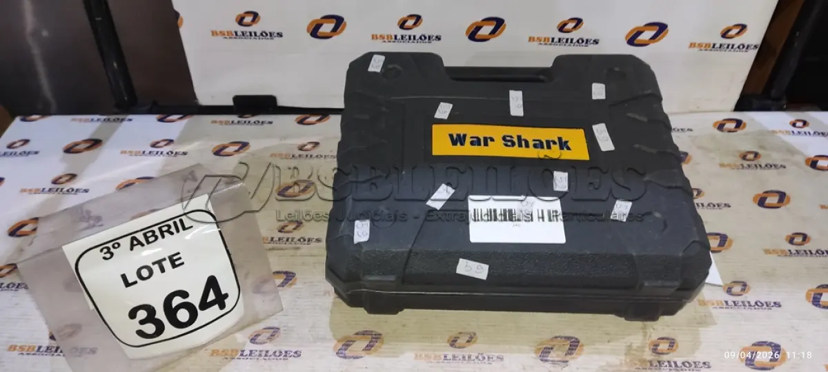 LOTE 364 - 01 FURADEIRA COM 02 BATERIAS DE 48V COM BITS, BROCAS, CARREGADOR E MALETA WAR SHARK. (NO ESTADO) ATENÇÃO! FAZER A VISITAÇÃO ANTES DE ARREMATAR, NÃO SABEMOS SE FUNCIONA, LEILÃO NÃO TEM GARANTIA E NEM DEVOLUÇÃO, SUJEITO A POSSÍVEIS AVARIAS VISÍVEIS/OCULTAS E/OU AUSÊNCIA DE COMPONENTES.