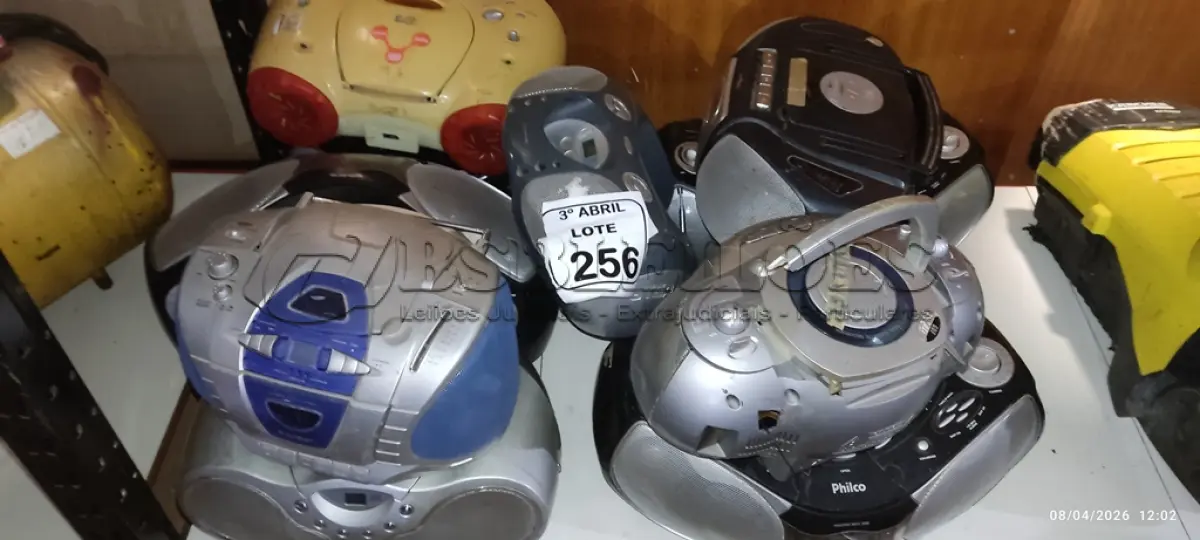 LOTE 256 - 10 APARELHOS DE SOM PORTÁTIL DE MARCA E MODELOS DIVERSOS. (NO ESTADO) ATENÇÃO! FAZER A VISITAÇÃO ANTES DE ARREMATAR, NÃO SABEMOS SE FUNCIONA, LEILÃO NÃO TEM GARANTIA E NEM DEVOLUÇÃO, SUJEITO A POSSÍVEIS AVARIAS VISÍVEIS/OCULTAS E/OU AUSÊNCIA DE COMPONENTES.
