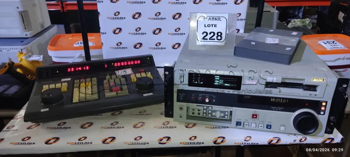 LOTE 228 - 01 CONTROLADORA DE CÂMERA MARCA SONY, VÍDEO CASSETE DIGITAL RECORD MODELO DSR1800A MARCA SONY. (NO ESTADO) ATENÇÃO! FAZER A VISITAÇÃO ANTES DE ARREMATAR, NÃO SABEMOS SE FUNCIONA, LEILÃO NÃO TEM GARANTIA E NEM DEVOLUÇÃO, SUJEITO A POSSÍVEIS AVARIAS VISÍVEIS/OCULTAS E/OU AUSÊNCIA DE COMPONENTES.