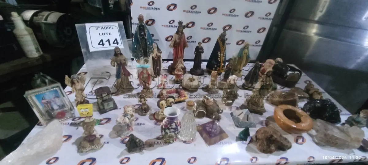 LOTE 414 - 01 CAIXA COM IMAGENS RELIGIOSAS, PEDRAS E OBJETOS DECORATIVOS DIVERSOS. (NO ESTADO) ATENÇÃO! FAZER A VISITAÇÃO ANTES DE ARREMATAR, NÃO SABEMOS SE FUNCIONA, LEILÃO NÃO TEM GARANTIA E NEM DEVOLUÇÃO, SUJEITO A POSSÍVEIS AVARIAS VISÍVEIS/OCULTAS E/OU AUSÊNCIA DE COMPONENTES.