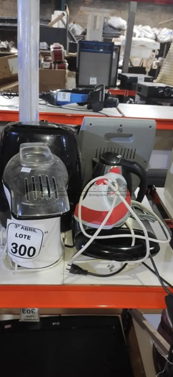 LOTE 300 - 01 AQUECEDOR MARCA MONDIAL, 01 AIR FRYER, 01 CHALEIRA ELÉTRICA, FERRO DE PASSAR, 01 SANDUICHEIRA ELÉTRICA 01 PIPOQUEIRA MARCA MONDIAL. (NO ESTADO) ATENÇÃO! FAZER A VISITAÇÃO ANTES DE ARREMATAR, NÃO SABEMOS SE FUNCIONA, LEILÃO NÃO TEM GARANTIA E NEM DEVOLUÇÃO, SUJEITO A POSSÍVEIS AVARIAS VISÍVEIS/OCULTAS E/OU AUSÊNCIA DE COMPONENTES.