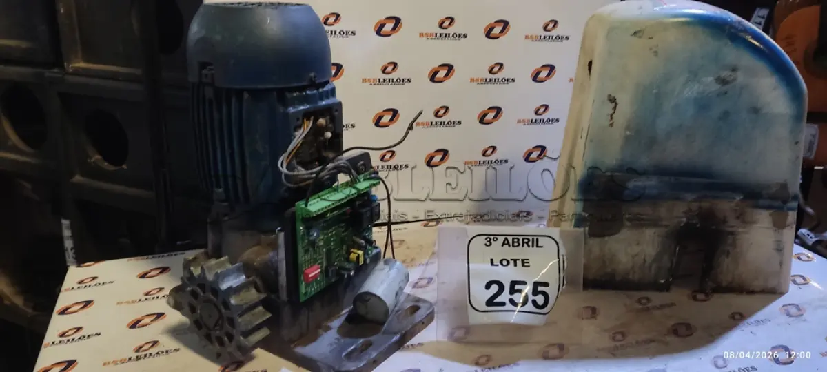 LOTE 255 - 01 MOTOR DE PORTÃO ELÉTRICO. (NO ESTADO) ATENÇÃO! FAZER A VISITAÇÃO ANTES DE ARREMATAR, NÃO SABEMOS SE FUNCIONA, LEILÃO NÃO TEM GARANTIA E NEM DEVOLUÇÃO, SUJEITO A POSSÍVEIS AVARIAS VISÍVEIS/OCULTAS E/OU AUSÊNCIA DE COMPONENTES.