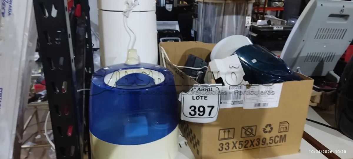 LOTE 397 - 03 UMIDIFICADORES DE MARCAS E MODELOS DIVERSOS, 01 CAIXA COM VAIRIAS CAXINHAS DE SOM PARA PC, APARELHO TELEFONICO E MATERIAIS DIVERSOS. (NO ESTADO) ATENÇÃO! FAZER A VISITAÇÃO ANTES DE ARREMATAR, NÃO SABEMOS SE FUNCIONA, LEILÃO NÃO TEM GARANTIA E NEM DEVOLUÇÃO, SUJEITO A POSSÍVEIS AVARIAS VISÍVEIS/OCULTAS E/OU AUSÊNCIA DE COMPONENTES.
