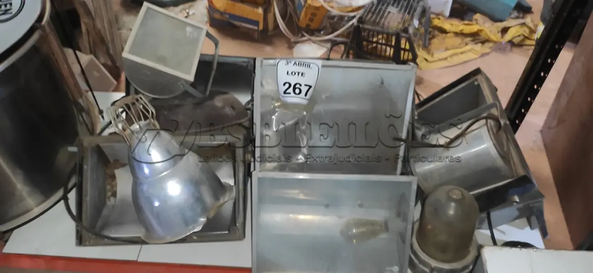 LOTE 267 - 01 LOTE COM DIVERSOS REFLETORES ELÉTRICOS. (NO ESTADO) ATENÇÃO! FAZER A VISITAÇÃO ANTES DE ARREMATAR, NÃO SABEMOS SE FUNCIONA, LEILÃO NÃO TEM GARANTIA E NEM DEVOLUÇÃO, SUJEITO A POSSÍVEIS AVARIAS VISÍVEIS/OCULTAS E/OU AUSÊNCIA DE COMPONENTES.