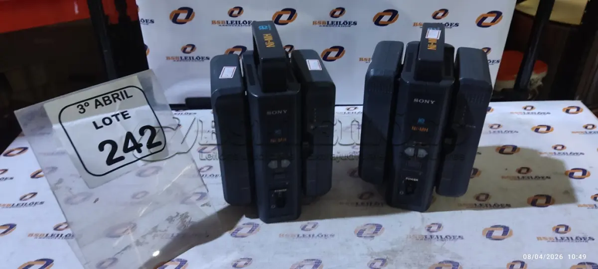 LOTE 242 - 02 CARREGADORES DE BATERIA DUPLO MODELO BP-GL95 MARCA SONY COM 04 BATERIAS. (NO ESTADO) ATENÇÃO! FAZER A VISITAÇÃO ANTES DE ARREMATAR, NÃO SABEMOS SE FUNCIONA, LEILÃO NÃO TEM GARANTIA E NEM DEVOLUÇÃO, SUJEITO A POSSÍVEIS AVARIAS VISÍVEIS/OCULTAS E/OU AUSÊNCIA DE COMPONENTES.