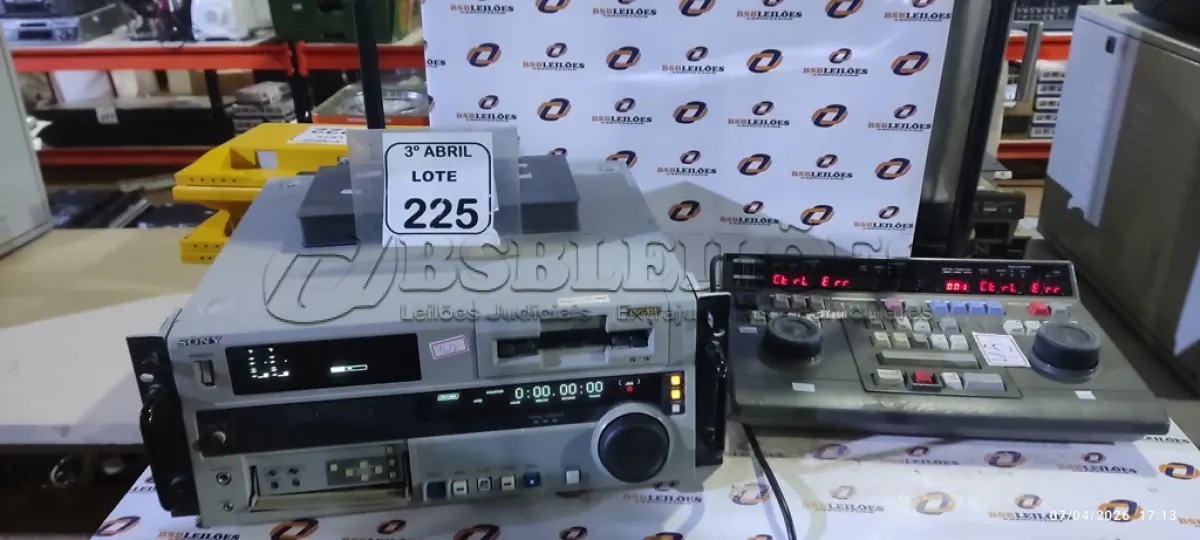 LOTE 225 - 01 CONTROLADORA DE CÂMERA MARCA SONY, 01 VÍDEO CASSETE DIGITAL RECORD MODELO DSR1800A MARCA SONY. (NO ESTADO) ATENÇÃO! FAZER A VISITAÇÃO ANTES DE ARREMATAR, NÃO SABEMOS SE FUNCIONA, LEILÃO NÃO TEM GARANTIA E NEM DEVOLUÇÃO, SUJEITO A POSSÍVEIS AVARIAS VISÍVEIS/OCULTAS E/OU AUSÊNCIA DE COMPONENTES.