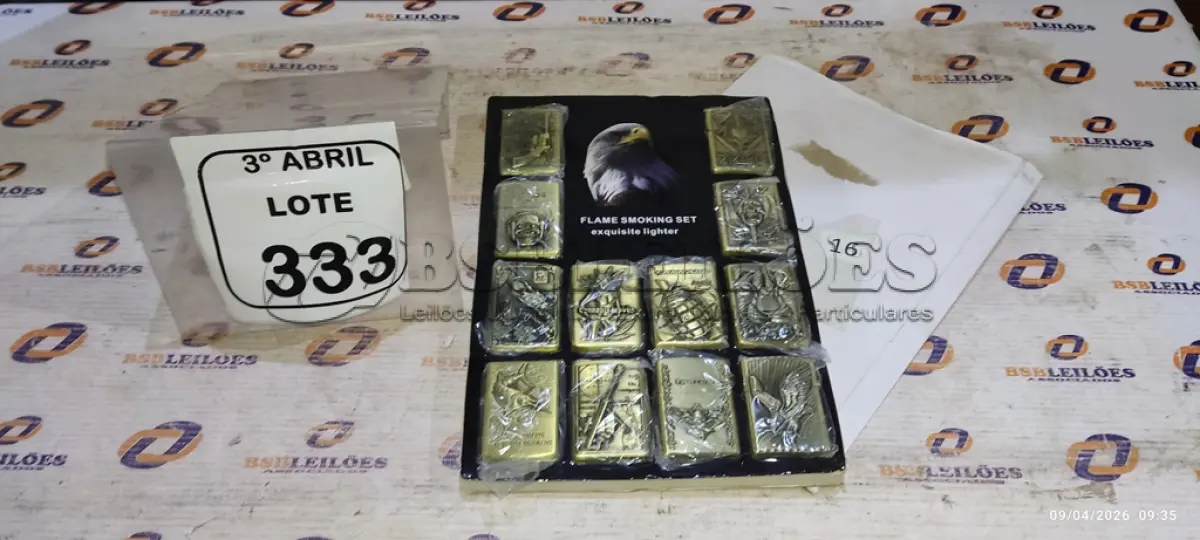 LOTE 333 - 01 KIT COM 12 ISQUEIROS TIPO ZIPPO PERSONALIZADOS ( PRODUTO NOVO). (NO ESTADO) ATENÇÃO! FAZER A VISITAÇÃO ANTES DE ARREMATAR, NÃO SABEMOS SE FUNCIONA, LEILÃO NÃO TEM GARANTIA E NEM DEVOLUÇÃO, SUJEITO A POSSÍVEIS AVARIAS VISÍVEIS/OCULTAS E/OU AUSÊNCIA DE COMPONENTES.