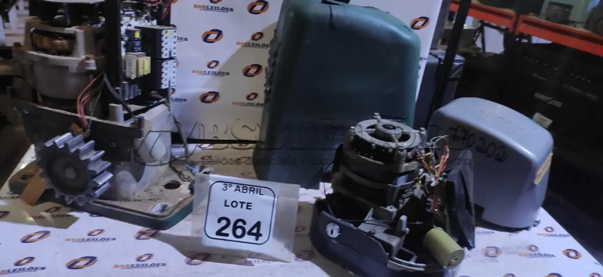 LOTE 264 - 02 MOTORES DE PORTÃO DE MARCAS E MODELOS DIVERSOS. (NO ESTADO) ATENÇÃO! FAZER A VISITAÇÃO ANTES DE ARREMATAR, NÃO SABEMOS SE FUNCIONA, LEILÃO NÃO TEM GARANTIA E NEM DEVOLUÇÃO, SUJEITO A POSSÍVEIS AVARIAS VISÍVEIS/OCULTAS E/OU AUSÊNCIA DE COMPONENTES.