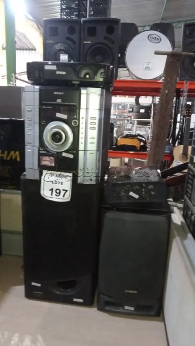 LOTE 197 - 01 MINI SYSTEM MARCA SONY, 02 CAIXAS DE SOM AVULSO E 02 PROJETORES PARA RETIRADA DE PEÇAS. (NO ESTADO) ATENÇÃO! FAZER A VISITAÇÃO ANTES DE ARREMATAR, NÃO SABEMOS SE FUNCIONA, LEILÃO NÃO TEM GARANTIA E NEM DEVOLUÇÃO, SUJEITO A POSSÍVEIS AVARIAS VISÍVEIS/OCULTAS E/OU AUSÊNCIA DE COMPONENTES.