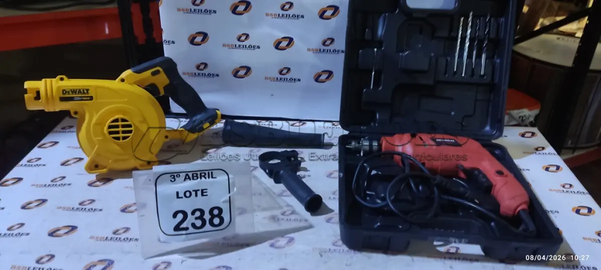 LOTE 238 - 01 SOPRADOR ELÉTRICO MARCA DEWALT SEM BATERIA E 01 FURADEIRA COM MALETA MARCA MONDIAL 220V. (NO ESTADO) ATENÇÃO! FAZER A VISITAÇÃO ANTES DE ARREMATAR, NÃO SABEMOS SE FUNCIONA, LEILÃO NÃO TEM GARANTIA E NEM DEVOLUÇÃO, SUJEITO A POSSÍVEIS AVARIAS VISÍVEIS/OCULTAS E/OU AUSÊNCIA DE COMPONENTES.