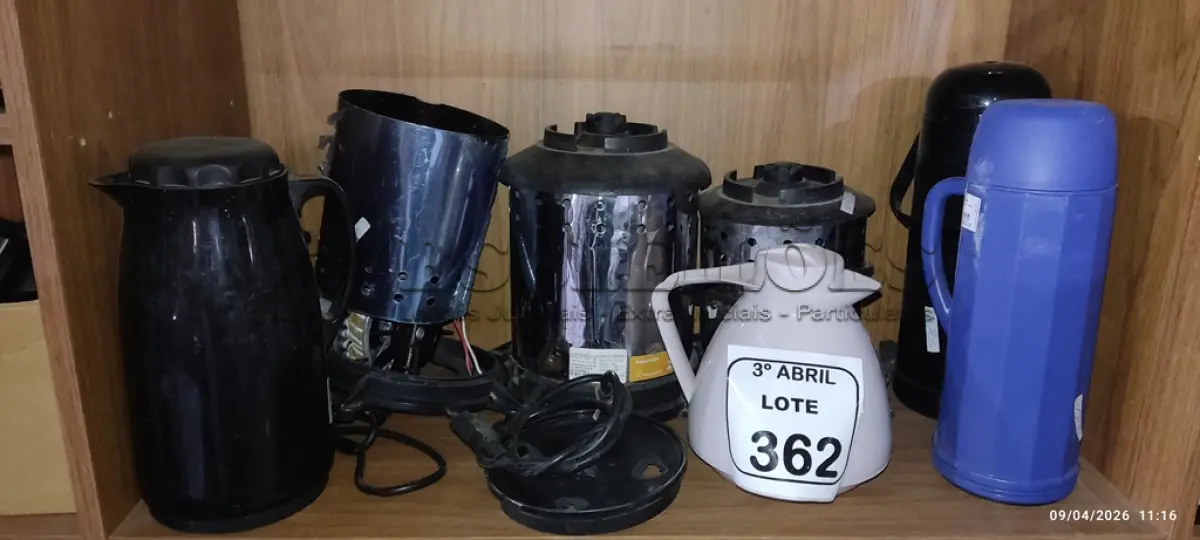 LOTE 362 - 04 GARRAFAS TÉRMICAS E 03 MOTORES DE LIQUIDIFICADOR INDUSTRIAL. (NO ESTADO) ATENÇÃO! FAZER A VISITAÇÃO ANTES DE ARREMATAR, NÃO SABEMOS SE FUNCIONA, LEILÃO NÃO TEM GARANTIA E NEM DEVOLUÇÃO, SUJEITO A POSSÍVEIS AVARIAS VISÍVEIS/OCULTAS E/OU AUSÊNCIA DE COMPONENTES.