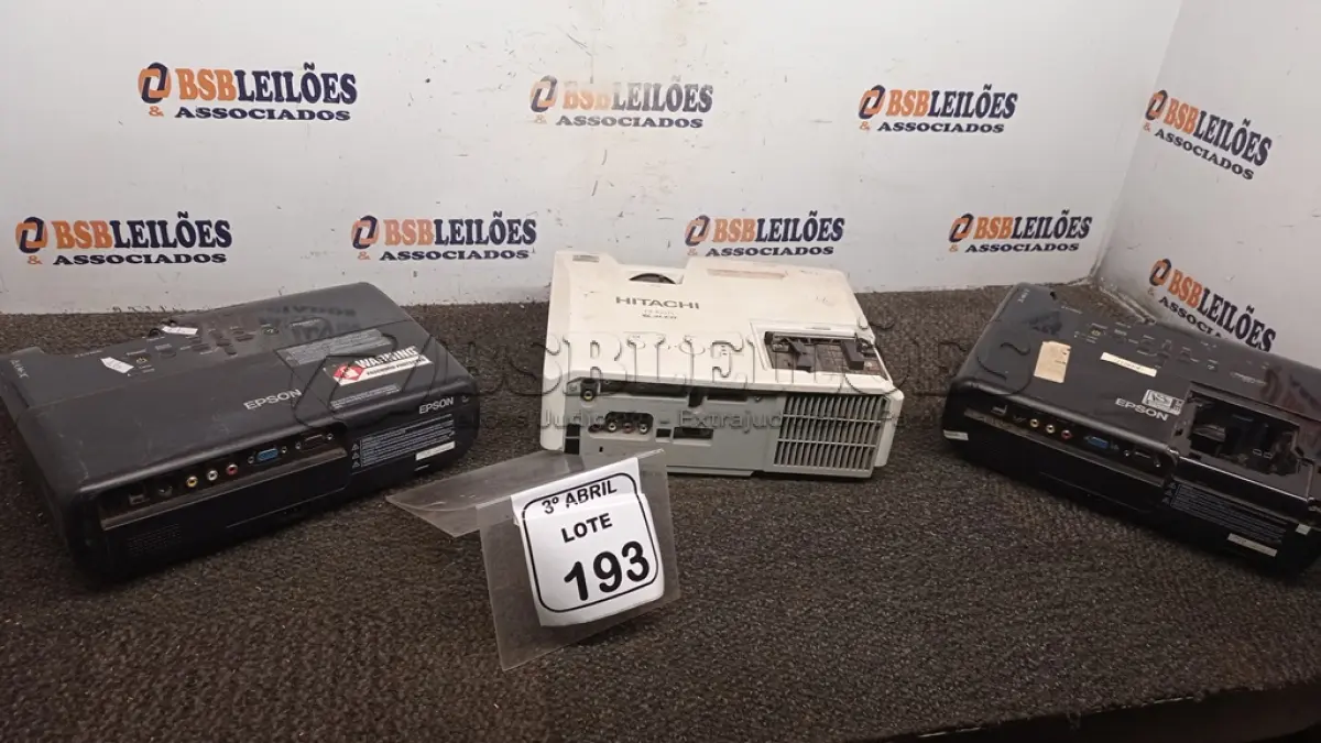 LOTE 193 - 03 PROJETORES DE MARCA E MODELOS DIVERSOS. (NO ESTADO) ATENÇÃO! FAZER A VISITAÇÃO ANTES DE ARREMATAR, NÃO SABEMOS SE FUNCIONA, LEILÃO NÃO TEM GARANTIA E NEM DEVOLUÇÃO, SUJEITO A POSSÍVEIS AVARIAS VISÍVEIS/OCULTAS E/OU AUSÊNCIA DE COMPONENTES.