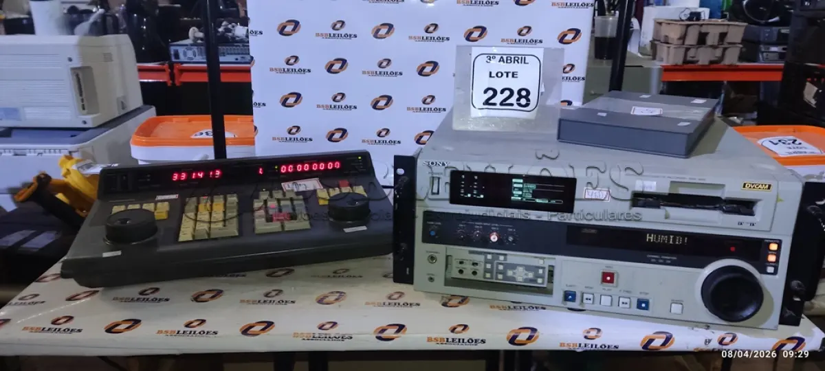 LOTE 228 - 01 CONTROLADORA DE CÂMERA MARCA SONY, VÍDEO CASSETE DIGITAL RECORD MODELO DSR1800A MARCA SONY. (NO ESTADO) ATENÇÃO! FAZER A VISITAÇÃO ANTES DE ARREMATAR, NÃO SABEMOS SE FUNCIONA, LEILÃO NÃO TEM GARANTIA E NEM DEVOLUÇÃO, SUJEITO A POSSÍVEIS AVARIAS VISÍVEIS/OCULTAS E/OU AUSÊNCIA DE COMPONENTES.