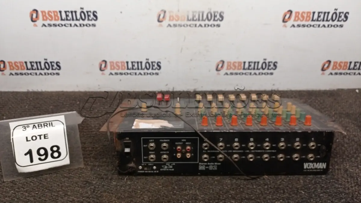 LOTE 198 - 01 MESA DE SOM MODELO M-82 MARCA VOXMAN. (NO ESTADO) ATENÇÃO! FAZER A VISITAÇÃO ANTES DE ARREMATAR, NÃO SABEMOS SE FUNCIONA, LEILÃO NÃO TEM GARANTIA E NEM DEVOLUÇÃO, SUJEITO A POSSÍVEIS AVARIAS VISÍVEIS/OCULTAS E/OU AUSÊNCIA DE COMPONENTES.
