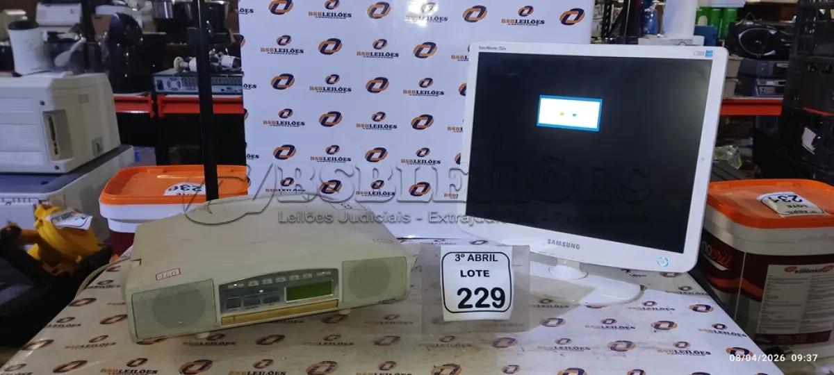 LOTE 229 - 01 MONITOR SAMSUNG SYNC MASTER 732N E 01 CD PLAYER SONY. (NO ESTADO) ATENÇÃO! FAZER A VISITAÇÃO ANTES DE ARREMATAR, NÃO SABEMOS SE FUNCIONA, LEILÃO NÃO TEM GARANTIA E NEM DEVOLUÇÃO, SUJEITO A POSSÍVEIS AVARIAS VISÍVEIS/OCULTAS E/OU AUSÊNCIA DE COMPONENTES.