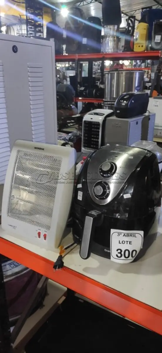 LOTE 300 - 01 AQUECEDOR MARCA MONDIAL, 01 AIR FRYER, 01 CHALEIRA ELÉTRICA, FERRO DE PASSAR, 01 SANDUICHEIRA ELÉTRICA 01 PIPOQUEIRA MARCA MONDIAL. (NO ESTADO) ATENÇÃO! FAZER A VISITAÇÃO ANTES DE ARREMATAR, NÃO SABEMOS SE FUNCIONA, LEILÃO NÃO TEM GARANTIA E NEM DEVOLUÇÃO, SUJEITO A POSSÍVEIS AVARIAS VISÍVEIS/OCULTAS E/OU AUSÊNCIA DE COMPONENTES.
