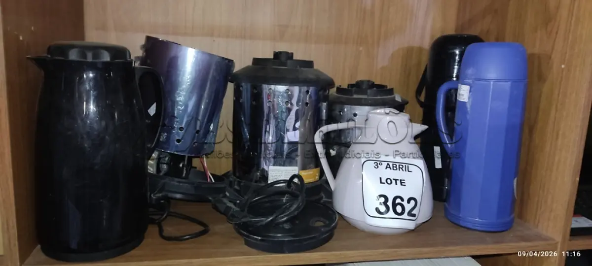 LOTE 362 - 04 GARRAFAS TÉRMICAS E 03 MOTORES DE LIQUIDIFICADOR INDUSTRIAL. (NO ESTADO) ATENÇÃO! FAZER A VISITAÇÃO ANTES DE ARREMATAR, NÃO SABEMOS SE FUNCIONA, LEILÃO NÃO TEM GARANTIA E NEM DEVOLUÇÃO, SUJEITO A POSSÍVEIS AVARIAS VISÍVEIS/OCULTAS E/OU AUSÊNCIA DE COMPONENTES.