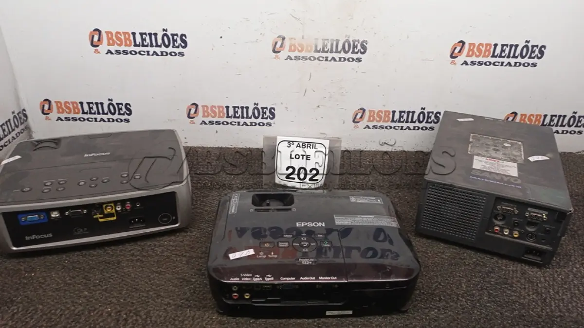 LOTE 202 - 03 PROJETORES DE MARCAS E MODELOS DIVERSOS PARA RETIRADA DE PEÇAS. (NO ESTADO) ATENÇÃO! FAZER A VISITAÇÃO ANTES DE ARREMATAR, NÃO SABEMOS SE FUNCIONA, LEILÃO NÃO TEM GARANTIA E NEM DEVOLUÇÃO, SUJEITO A POSSÍVEIS AVARIAS VISÍVEIS/OCULTAS E/OU AUSÊNCIA DE COMPONENTES.