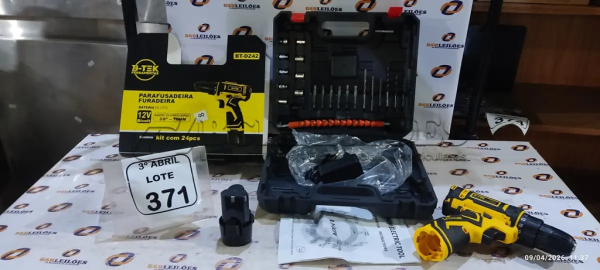 LOTE 371 - 01 PARAFUSADEIRA A BATERIA 12V COM MALETA E ACESSÓRIOS. (NO ESTADO) ATENÇÃO! FAZER A VISITAÇÃO ANTES DE ARREMATAR, NÃO SABEMOS SE FUNCIONA, LEILÃO NÃO TEM GARANTIA E NEM DEVOLUÇÃO, SUJEITO A POSSÍVEIS AVARIAS VISÍVEIS/OCULTAS E/OU AUSÊNCIA DE COMPONENTES.