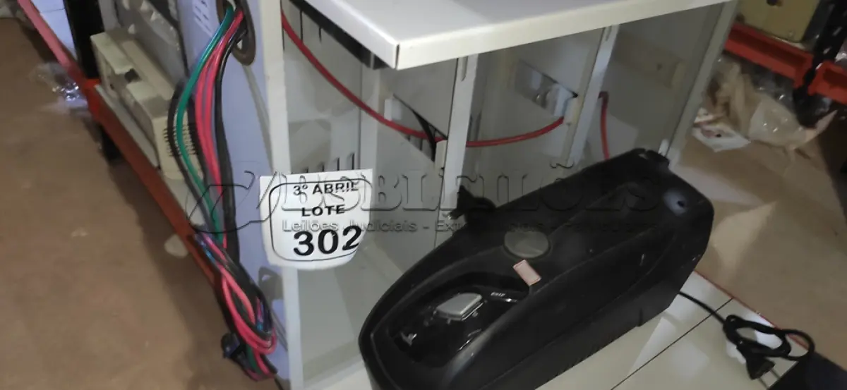 LOTE 302 - 01 BANCO DE BATERIA VAZIO E 01 NOBREAK DE 1400VA. (NO ESTADO) ATENÇÃO! FAZER A VISITAÇÃO ANTES DE ARREMATAR, NÃO SABEMOS SE FUNCIONA, LEILÃO NÃO TEM GARANTIA E NEM DEVOLUÇÃO, SUJEITO A POSSÍVEIS AVARIAS VISÍVEIS/OCULTAS E/OU AUSÊNCIA DE COMPONENTES.