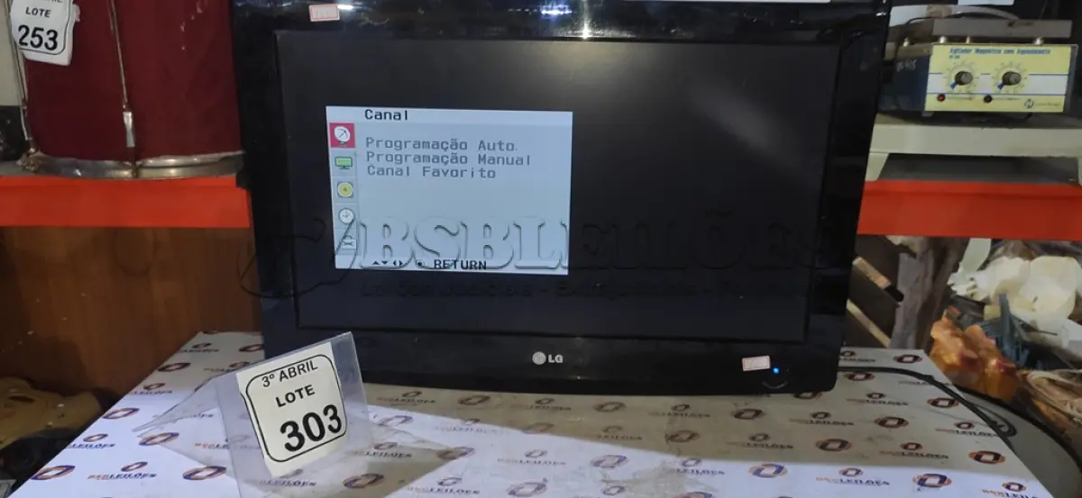 LOTE 303 - 01 TV DE LCD 26’’ MARCA LG. (NO ESTADO) ATENÇÃO! FAZER A VISITAÇÃO ANTES DE ARREMATAR, NÃO SABEMOS SE FUNCIONA, LEILÃO NÃO TEM GARANTIA E NEM DEVOLUÇÃO, SUJEITO A POSSÍVEIS AVARIAS VISÍVEIS/OCULTAS E/OU AUSÊNCIA DE COMPONENTES.