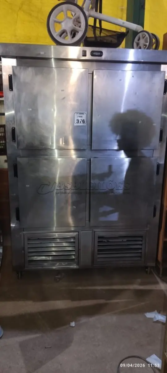 LOTE 376 - 01 GELADEIRA INDUSTRIAL EM INOX COM 04 PORTAS. (NO ESTADO) ATENÇÃO! FAZER A VISITAÇÃO ANTES DE ARREMATAR, NÃO SABEMOS SE FUNCIONA, LEILÃO NÃO TEM GARANTIA E NEM DEVOLUÇÃO, SUJEITO A POSSÍVEIS AVARIAS VISÍVEIS/OCULTAS E/OU AUSÊNCIA DE COMPONENTES.
