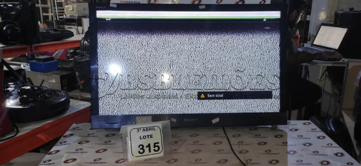 LOTE 315 - 01 TV LCD 32’’ MARCA SONY. (NO ESTADO) ATENÇÃO! FAZER A VISITAÇÃO ANTES DE ARREMATAR, NÃO SABEMOS SE FUNCIONA, LEILÃO NÃO TEM GARANTIA E NEM DEVOLUÇÃO, SUJEITO A POSSÍVEIS AVARIAS VISÍVEIS/OCULTAS E/OU AUSÊNCIA DE COMPONENTES.