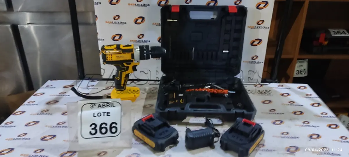 LOTE 366 - 01 FURADEIRA COM 02 BATERIAS DE 48V COM BITS, BROCAS, CARREGADOR E MALETA WAR SHARK. (NO ESTADO) ATENÇÃO! FAZER A VISITAÇÃO ANTES DE ARREMATAR, NÃO SABEMOS SE FUNCIONA, LEILÃO NÃO TEM GARANTIA E NEM DEVOLUÇÃO, SUJEITO A POSSÍVEIS AVARIAS VISÍVEIS/OCULTAS E/OU AUSÊNCIA DE COMPONENTES.