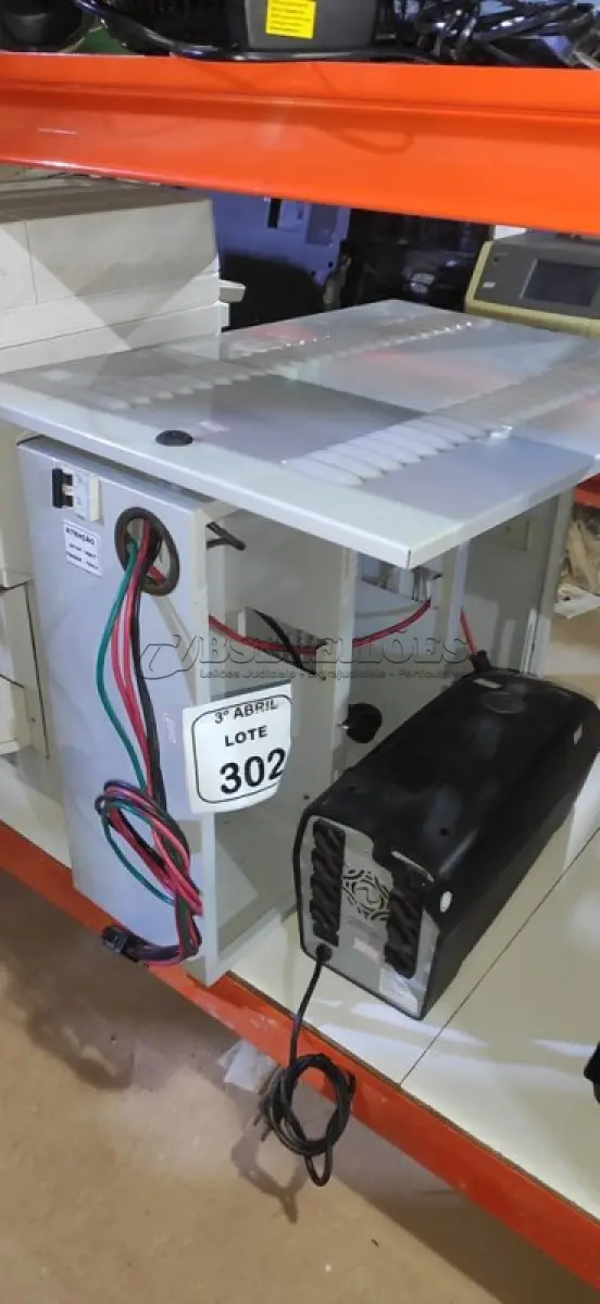 LOTE 302 - 01 BANCO DE BATERIA VAZIO E 01 NOBREAK DE 1400VA. (NO ESTADO) ATENÇÃO! FAZER A VISITAÇÃO ANTES DE ARREMATAR, NÃO SABEMOS SE FUNCIONA, LEILÃO NÃO TEM GARANTIA E NEM DEVOLUÇÃO, SUJEITO A POSSÍVEIS AVARIAS VISÍVEIS/OCULTAS E/OU AUSÊNCIA DE COMPONENTES.