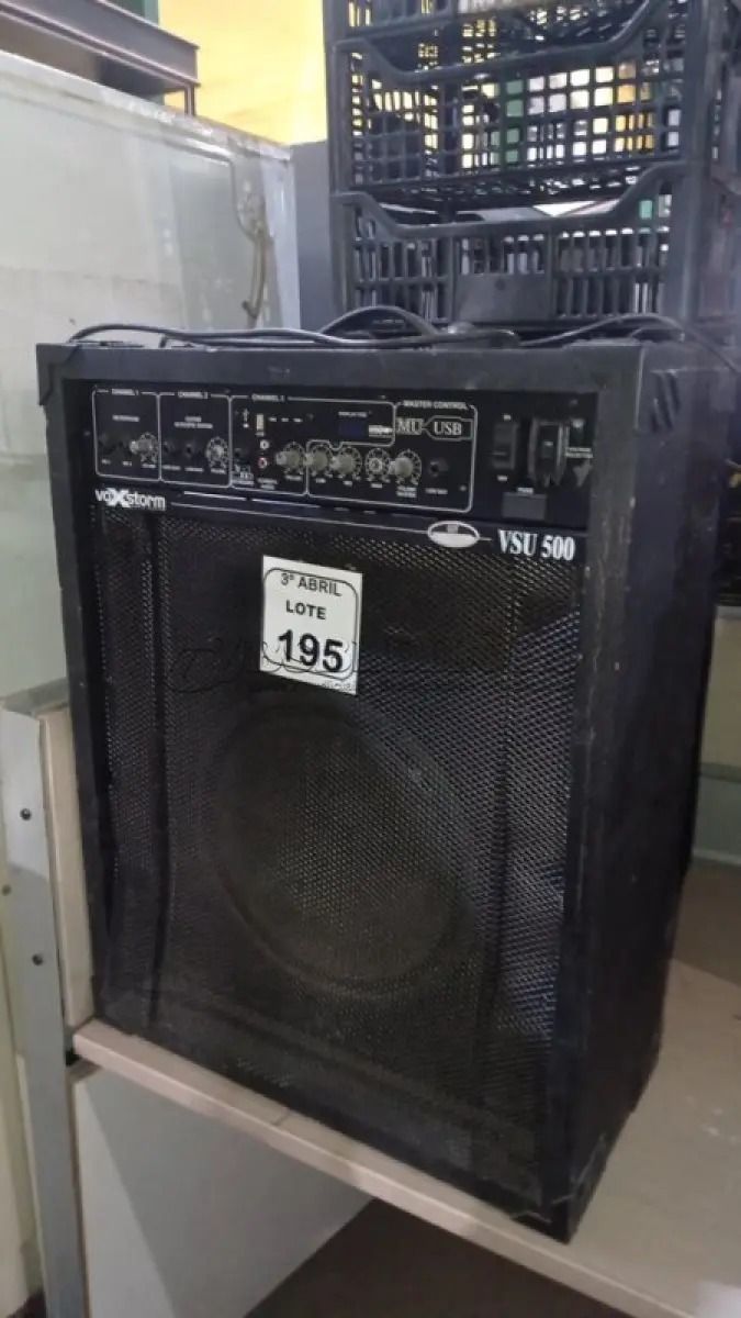 LOTE 195 - 01 CAIXA DE SOM AMPLIFICADORA MODELO VSU 500 MARCA VOXSTORM. (NO ESTADO) ATENÇÃO! FAZER A VISITAÇÃO ANTES DE ARREMATAR, NÃO SABEMOS SE FUNCIONA, LEILÃO NÃO TEM GARANTIA E NEM DEVOLUÇÃO, SUJEITO A POSSÍVEIS AVARIAS VISÍVEIS/OCULTAS E/OU AUSÊNCIA DE COMPONENTES.