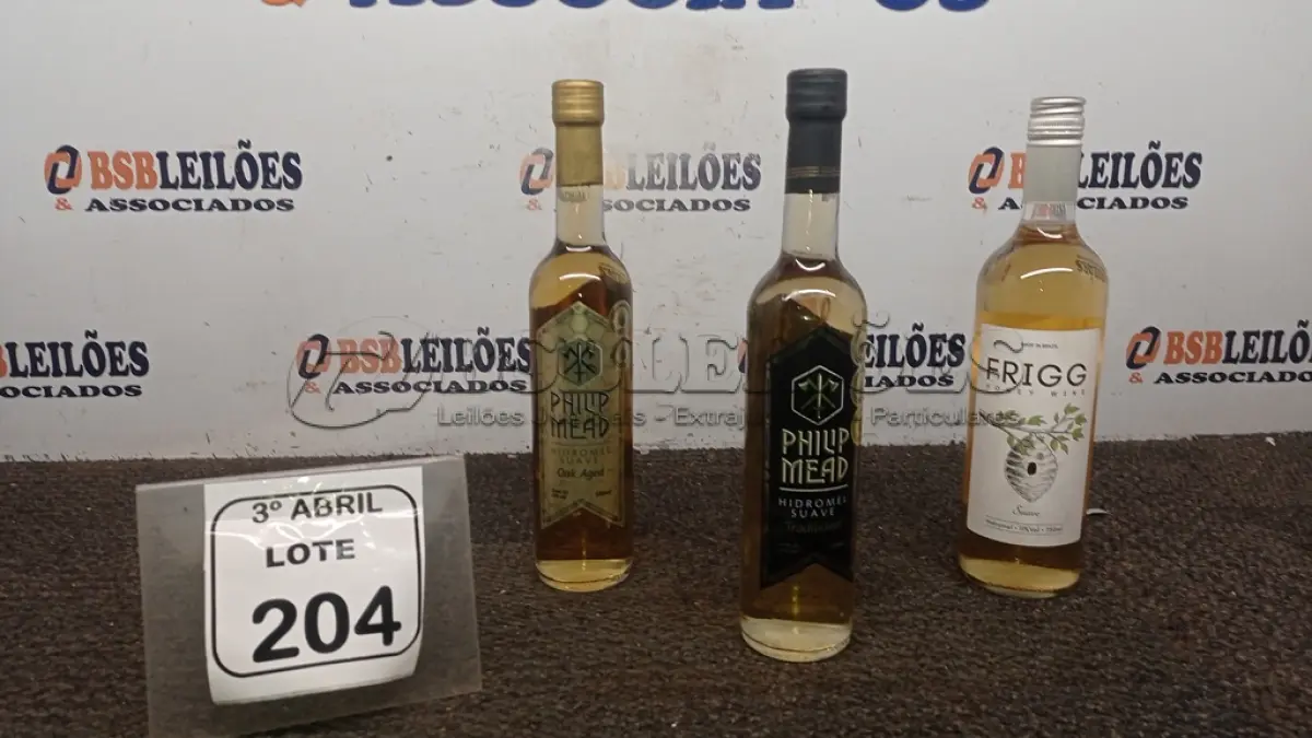 LOTE 204 - 03 GARRAFAS DE HIDROMEL SENDO 01 DE 750 ML E 02 500 ML SABORES DIVERSOS MARCA PHILP MEAD. (NO ESTADO) ATENÇÃO! FAZER A VISITAÇÃO ANTES DE ARREMATAR, NÃO SABEMOS SE FUNCIONA, LEILÃO NÃO TEM GARANTIA E NEM DEVOLUÇÃO, SUJEITO A POSSÍVEIS AVARIAS VISÍVEIS/OCULTAS E/OU AUSÊNCIA DE COMPONENTES.