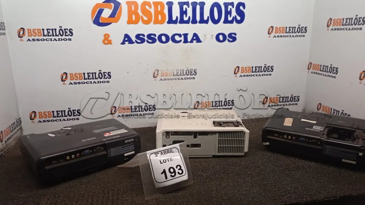 LOTE 193 - 03 PROJETORES DE MARCA E MODELOS DIVERSOS. (NO ESTADO) ATENÇÃO! FAZER A VISITAÇÃO ANTES DE ARREMATAR, NÃO SABEMOS SE FUNCIONA, LEILÃO NÃO TEM GARANTIA E NEM DEVOLUÇÃO, SUJEITO A POSSÍVEIS AVARIAS VISÍVEIS/OCULTAS E/OU AUSÊNCIA DE COMPONENTES.