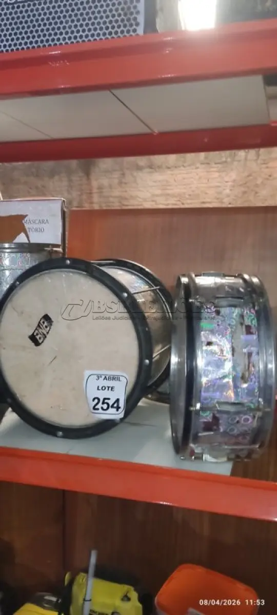 LOTE 254 - 02 TAMBORETES E 01 TAMBOR. (NO ESTADO) ATENÇÃO! FAZER A VISITAÇÃO ANTES DE ARREMATAR, NÃO SABEMOS SE FUNCIONA, LEILÃO NÃO TEM GARANTIA E NEM DEVOLUÇÃO, SUJEITO A POSSÍVEIS AVARIAS VISÍVEIS/OCULTAS E/OU AUSÊNCIA DE COMPONENTES.